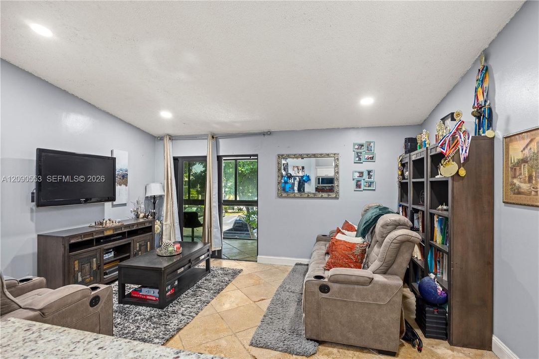 For Sale: $275,000 (2 beds, 2 baths, 835 Square Feet)