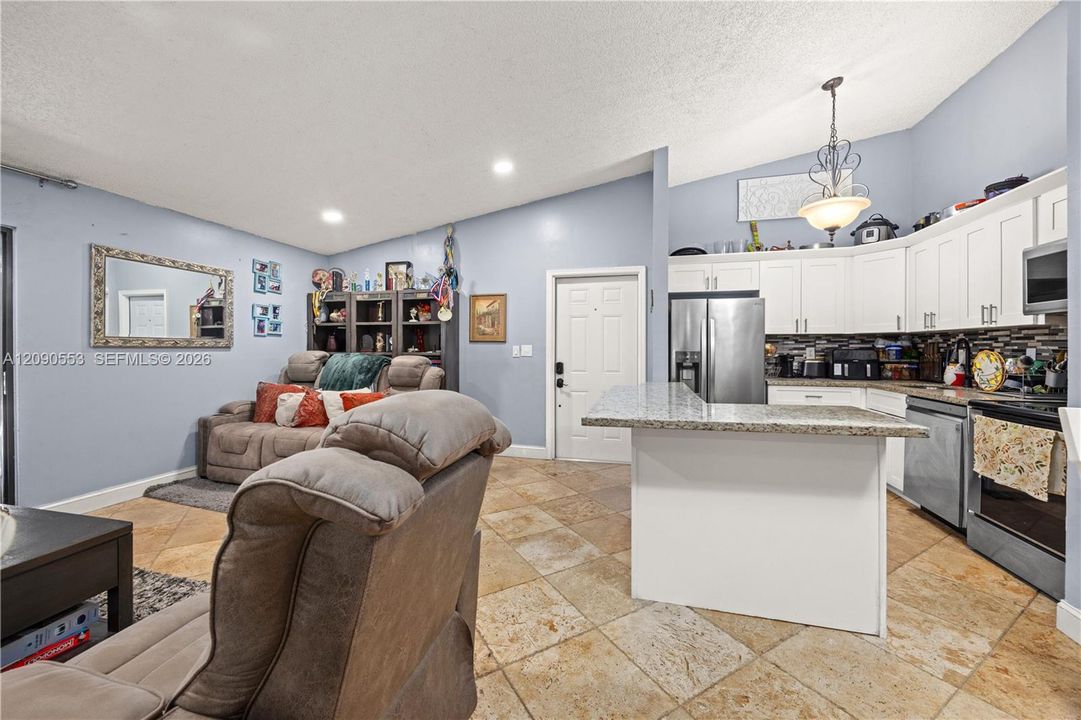 For Sale: $275,000 (2 beds, 2 baths, 835 Square Feet)