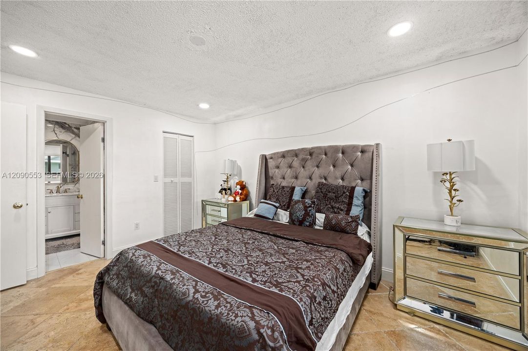 For Sale: $275,000 (2 beds, 2 baths, 835 Square Feet)
