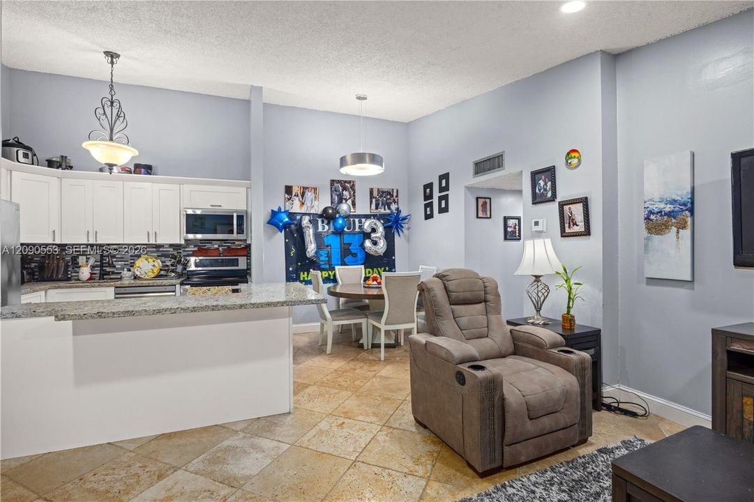 For Sale: $275,000 (2 beds, 2 baths, 835 Square Feet)