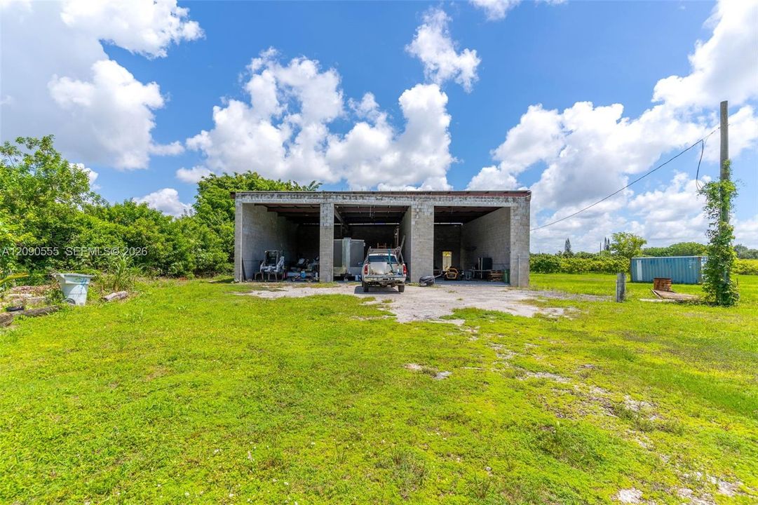 待售: $1,200,000 (4.81 acres)