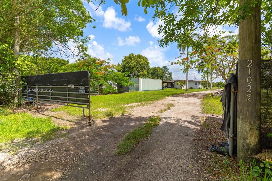 待售: $1,200,000 (4.81 acres)
