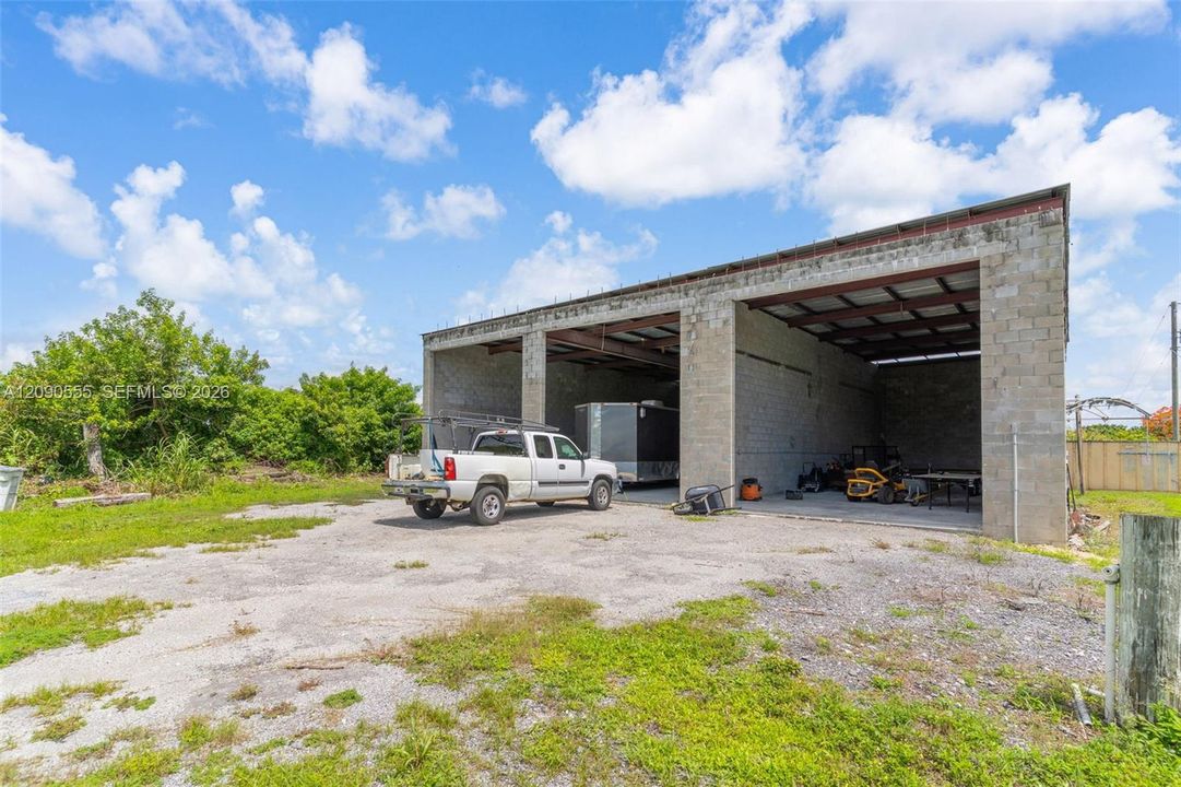 待售: $1,200,000 (4.81 acres)