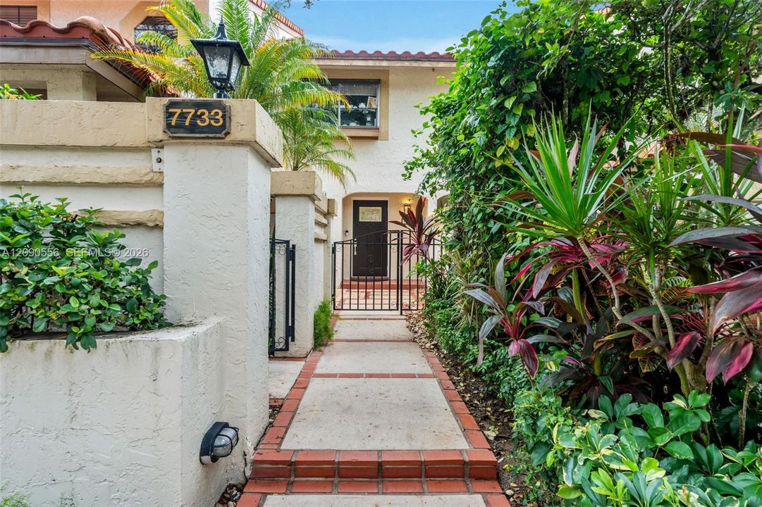 For Sale: $419,900 (2 beds, 2 baths, 1300 Square Feet)