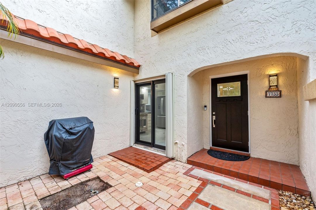 For Sale: $419,900 (2 beds, 2 baths, 1300 Square Feet)