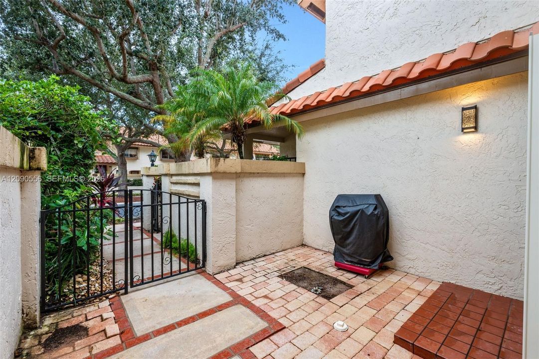 For Sale: $419,900 (2 beds, 2 baths, 1300 Square Feet)