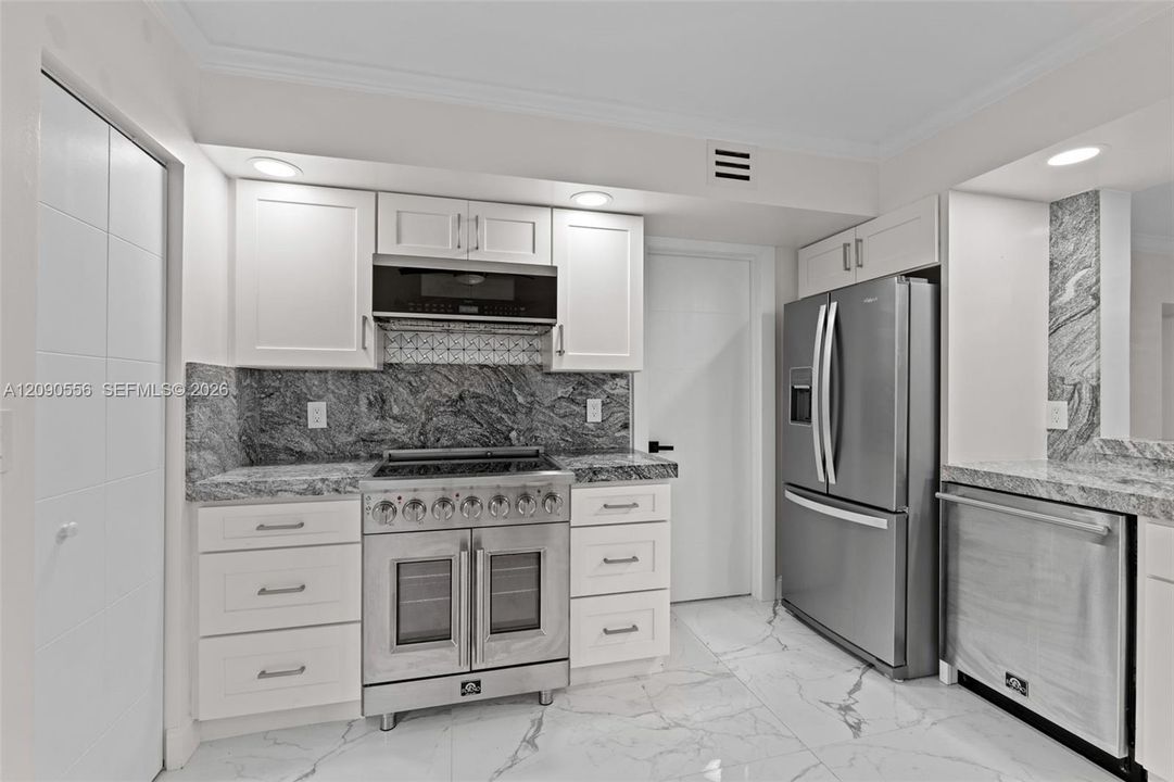 For Sale: $419,900 (2 beds, 2 baths, 1300 Square Feet)
