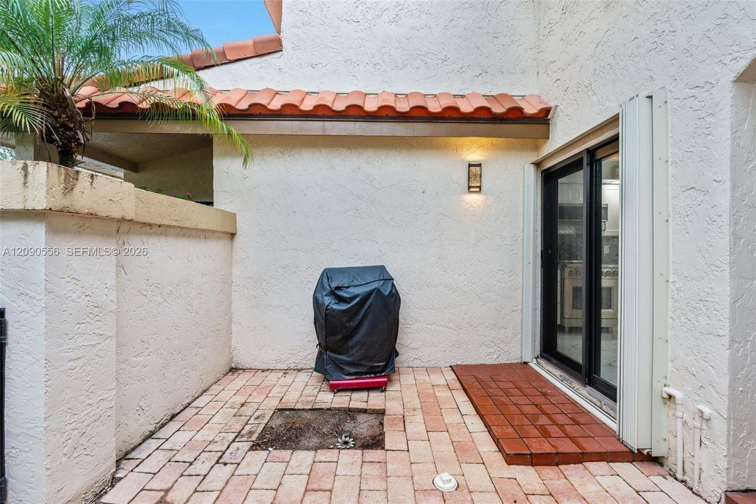 For Sale: $419,900 (2 beds, 2 baths, 1300 Square Feet)
