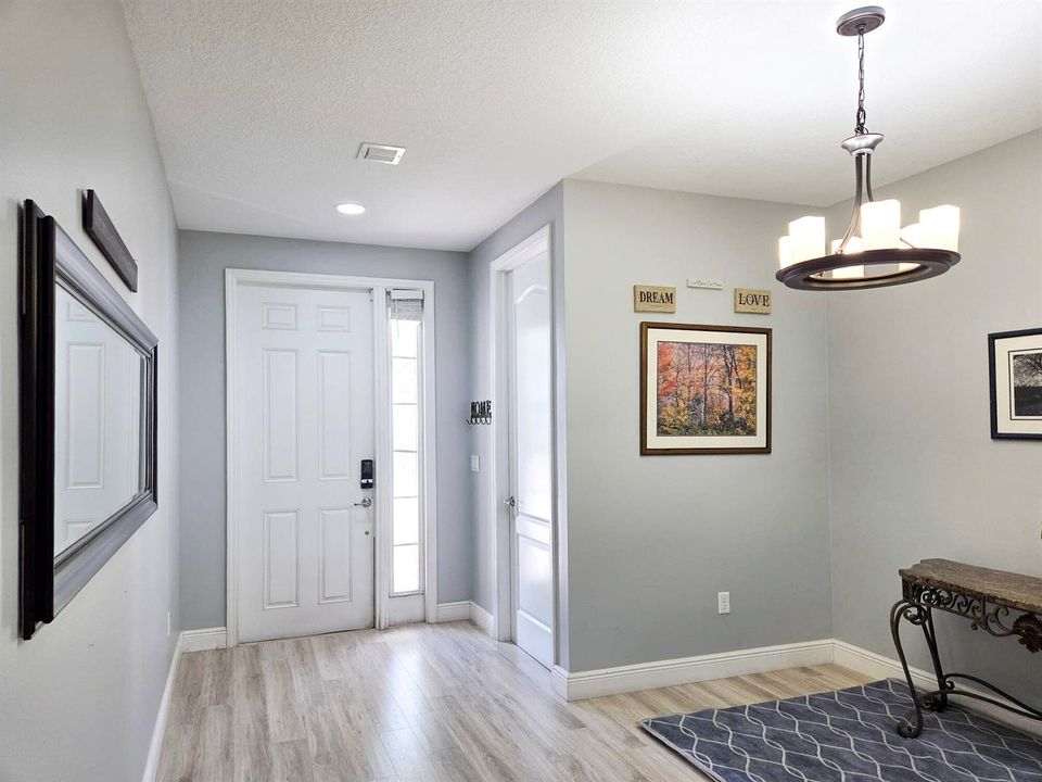 Hallway/Dining
