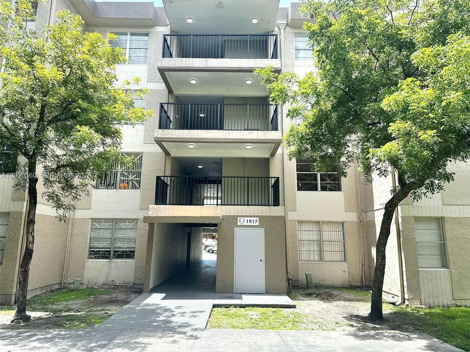 For Rent: $2,000 (2 beds, 1 baths, 765 Square Feet)