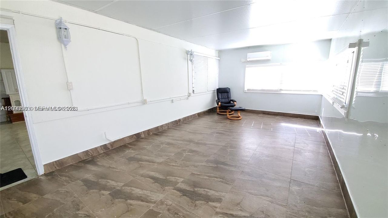 For Rent: $1,995 (1 beds, 1 baths, 924 Square Feet)