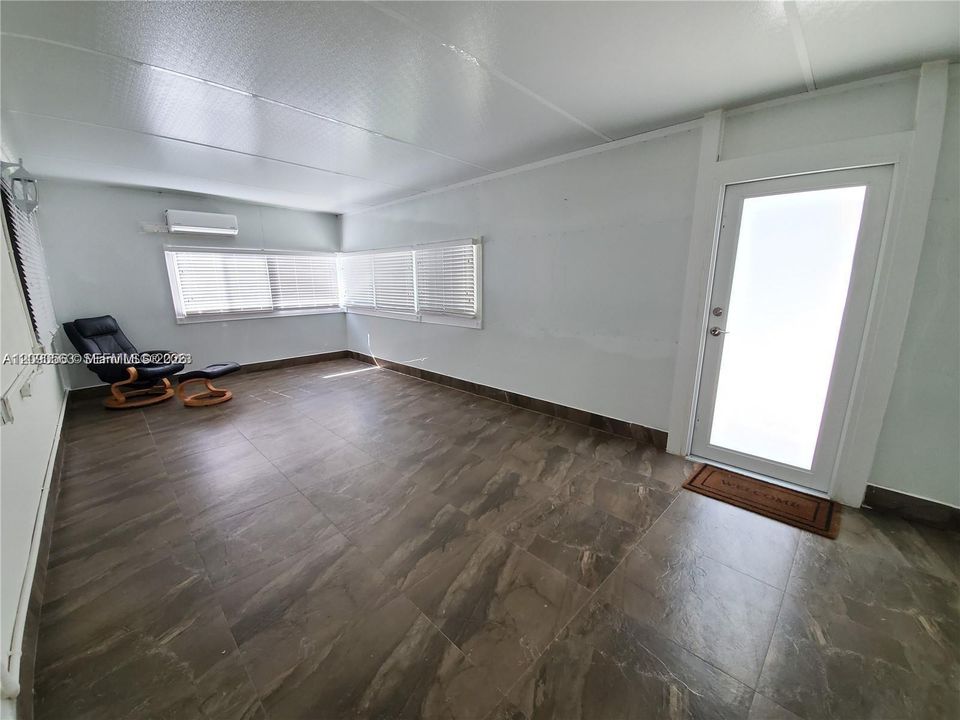 For Rent: $1,995 (1 beds, 1 baths, 924 Square Feet)