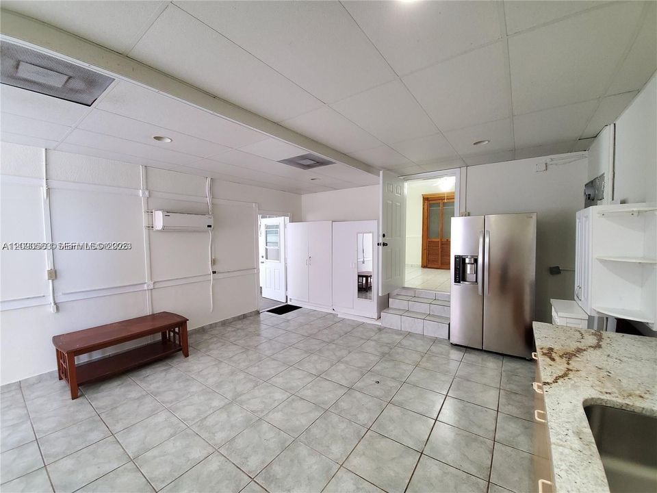 For Rent: $1,995 (1 beds, 1 baths, 924 Square Feet)