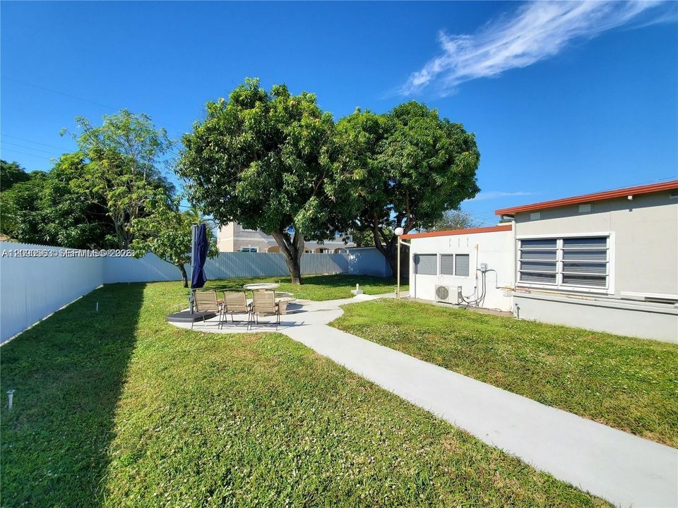 For Rent: $1,995 (1 beds, 1 baths, 924 Square Feet)