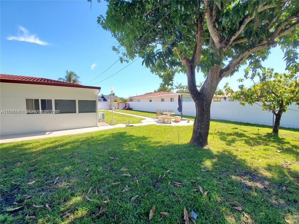 For Rent: $1,995 (1 beds, 1 baths, 924 Square Feet)