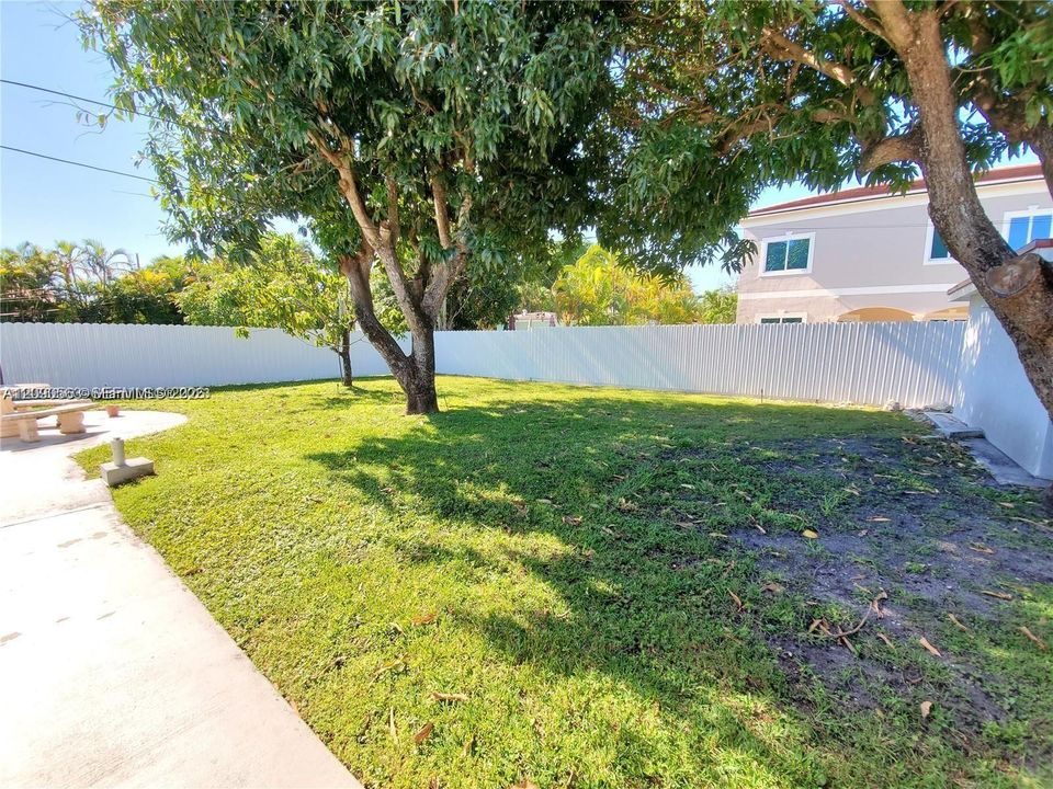 For Rent: $1,995 (1 beds, 1 baths, 924 Square Feet)