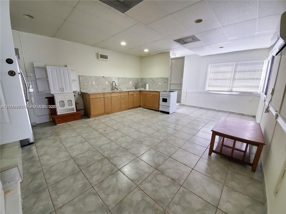 For Rent: $1,995 (1 beds, 1 baths, 924 Square Feet)