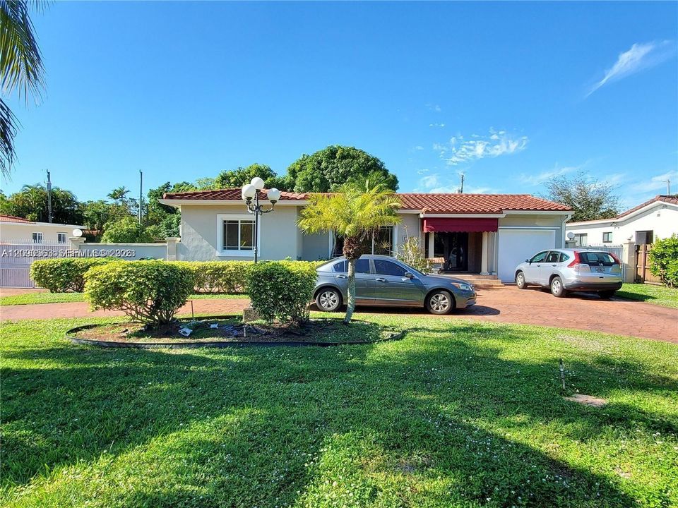 For Rent: $1,995 (1 beds, 1 baths, 924 Square Feet)