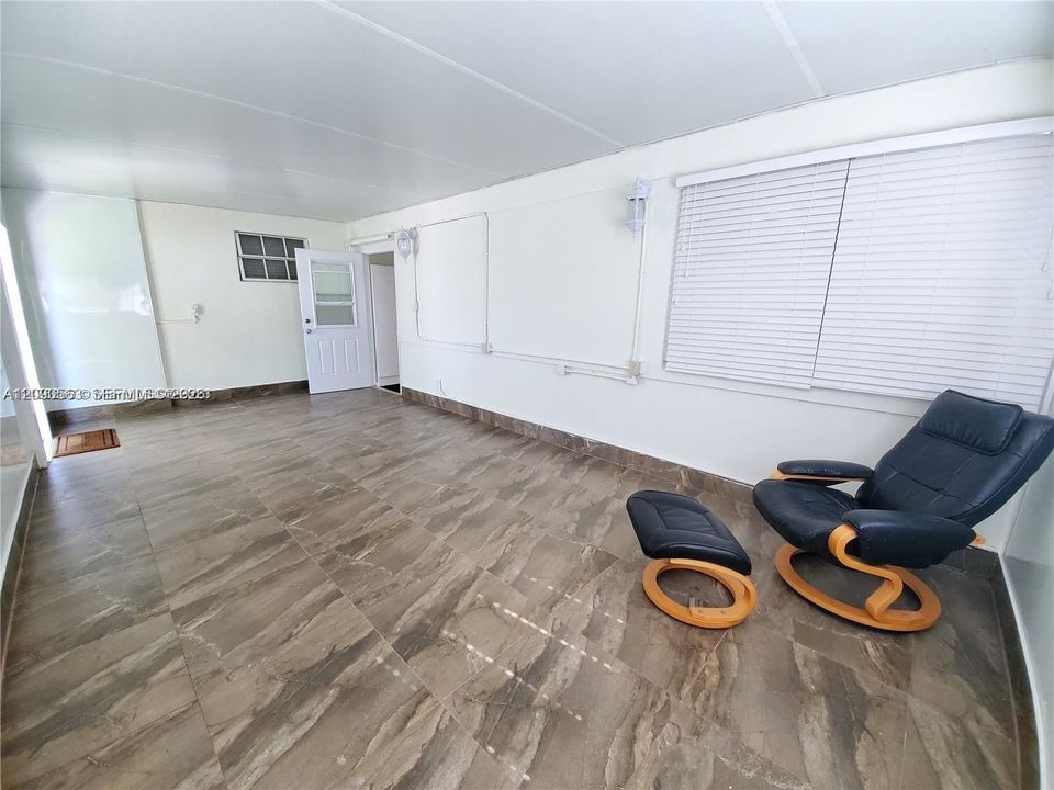 For Rent: $1,995 (1 beds, 1 baths, 924 Square Feet)