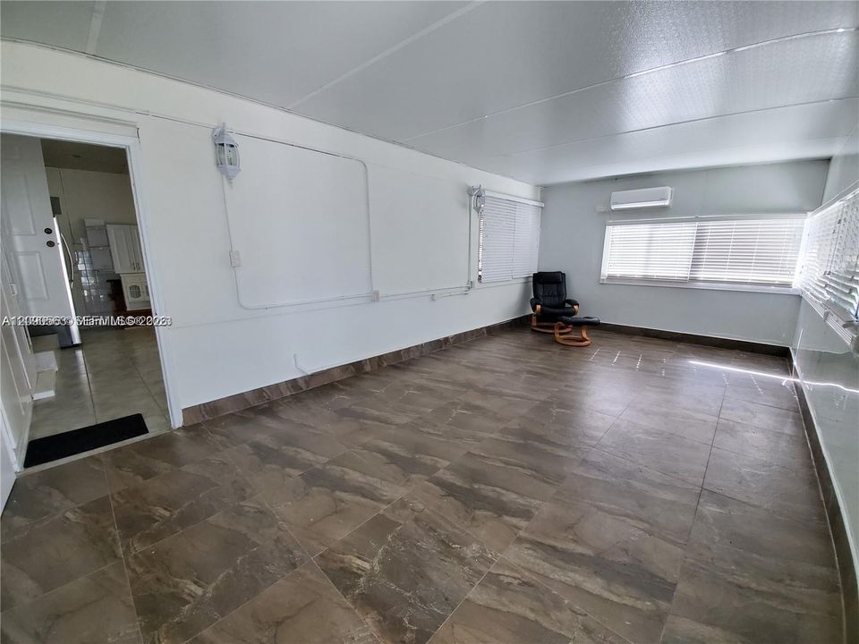 For Rent: $1,995 (1 beds, 1 baths, 924 Square Feet)