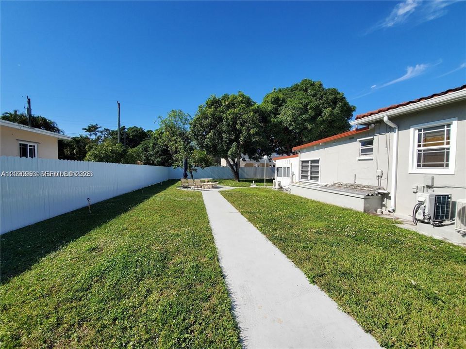 For Rent: $1,995 (1 beds, 1 baths, 924 Square Feet)