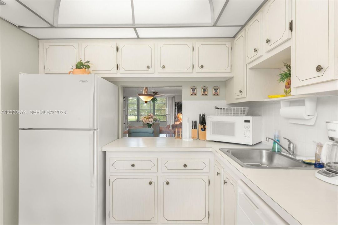 На продажу: $119,900 (2 спален, 2 ванн, 930 Квадратных фут)