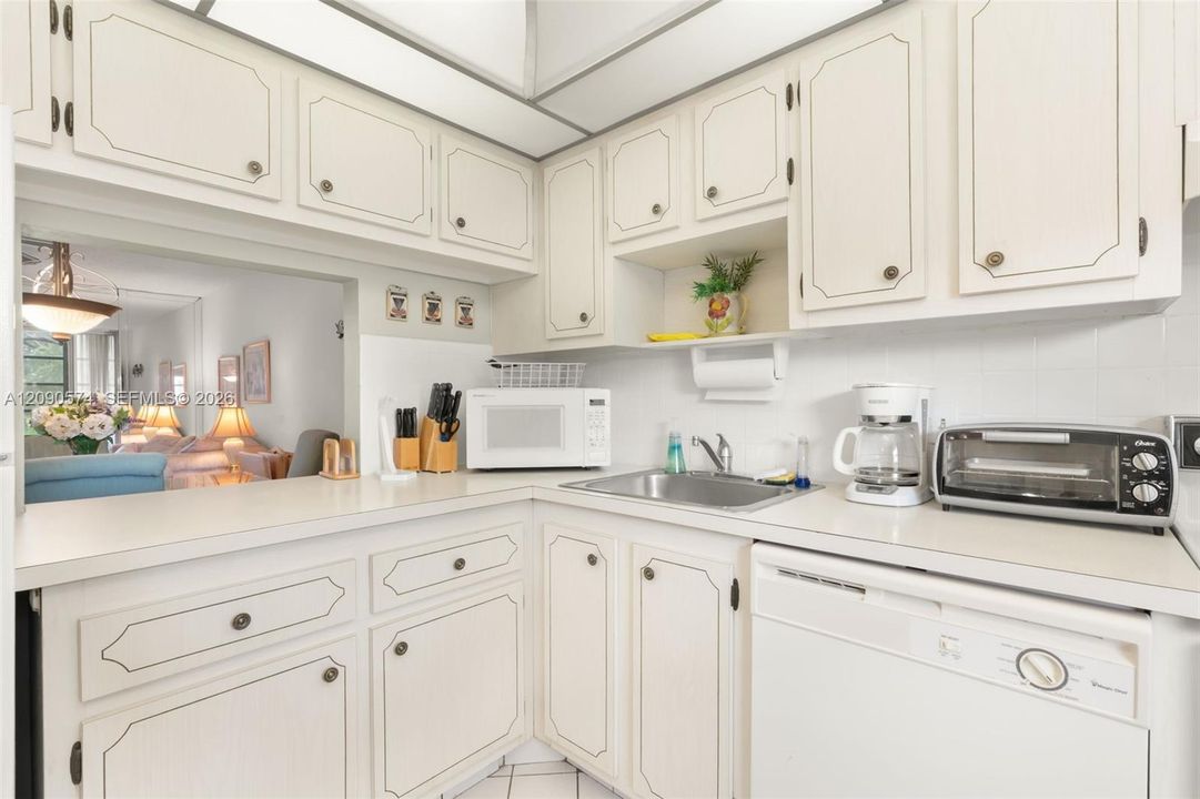 На продажу: $119,900 (2 спален, 2 ванн, 930 Квадратных фут)