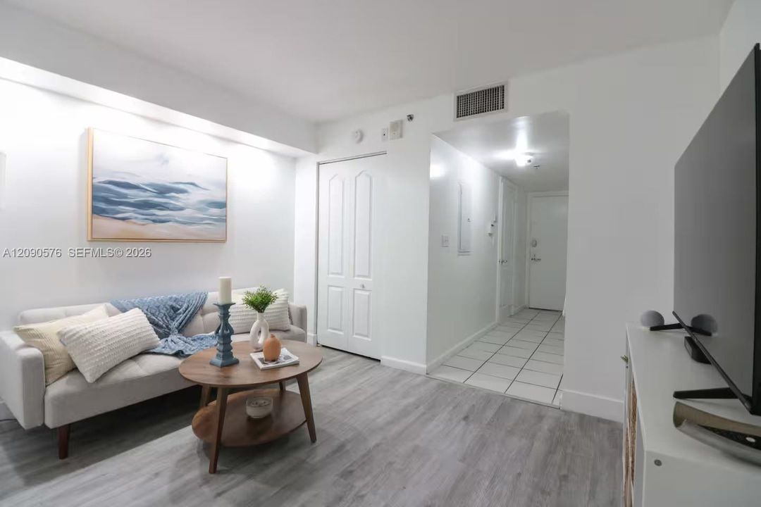 В аренду: $2,800 (0 спален, 1 ванн, 425 Квадратных фут)