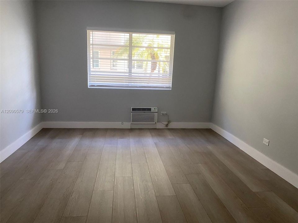 For Rent: $1,650 (0 beds, 1 baths, 420 Square Feet)