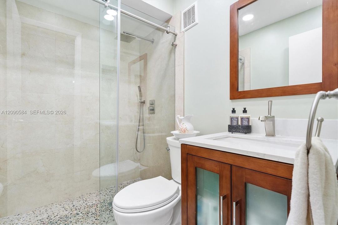 На продажу: $315,000 (2 спален, 2 ванн, 948 Квадратных фут)