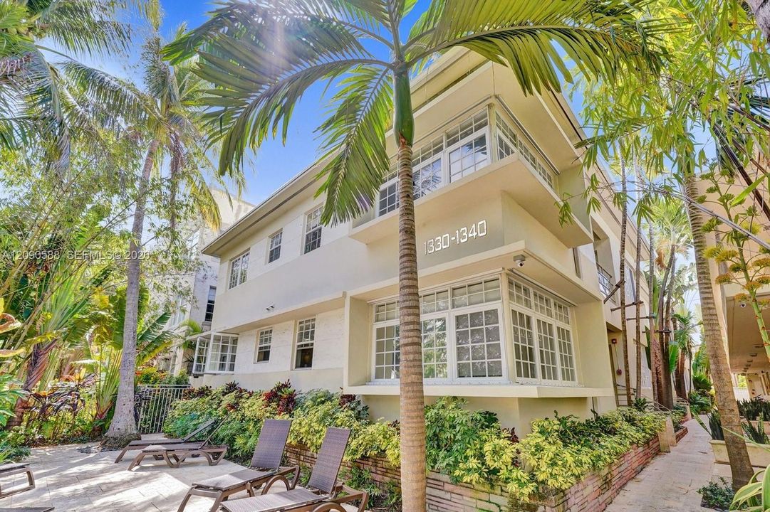For Rent: $2,850 (2 beds, 1 baths, 734 Square Feet)