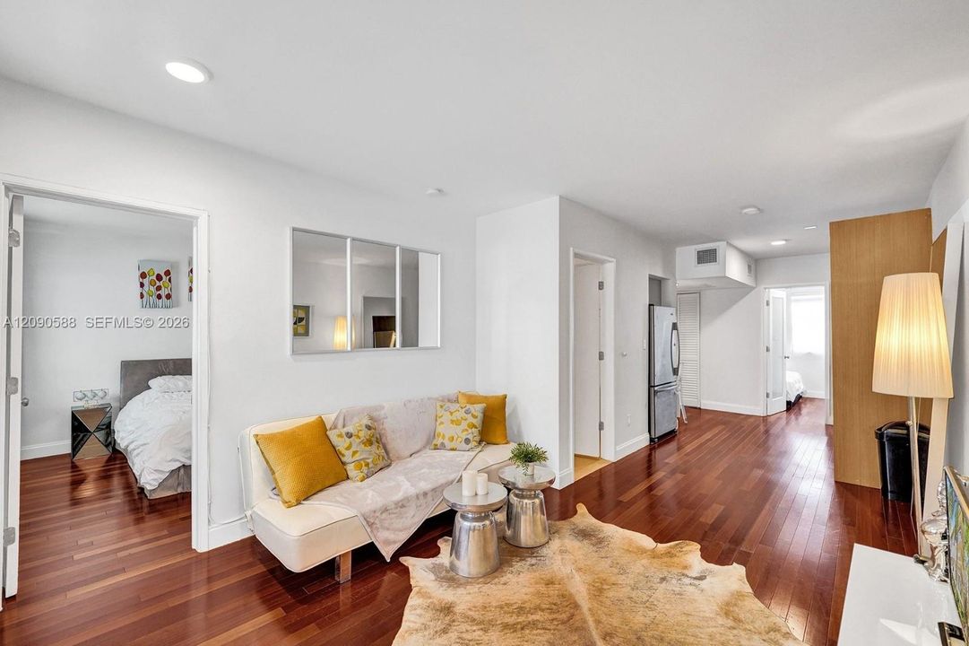 For Rent: $2,850 (2 beds, 1 baths, 734 Square Feet)