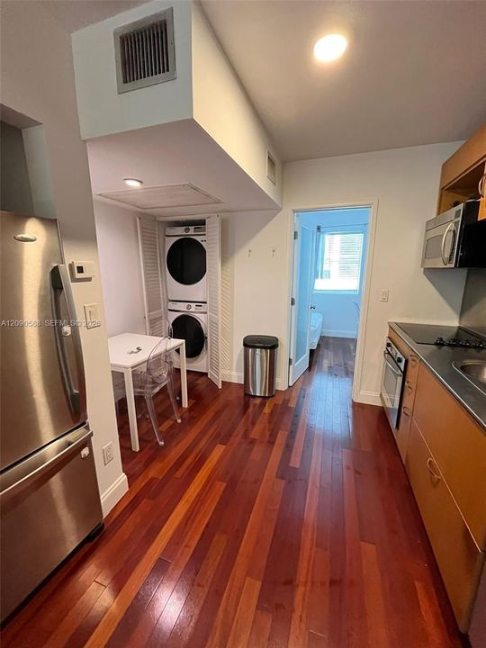 For Rent: $2,850 (2 beds, 1 baths, 734 Square Feet)