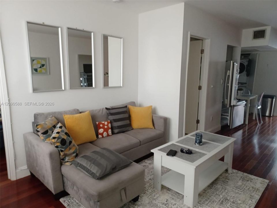For Rent: $2,850 (2 beds, 1 baths, 734 Square Feet)