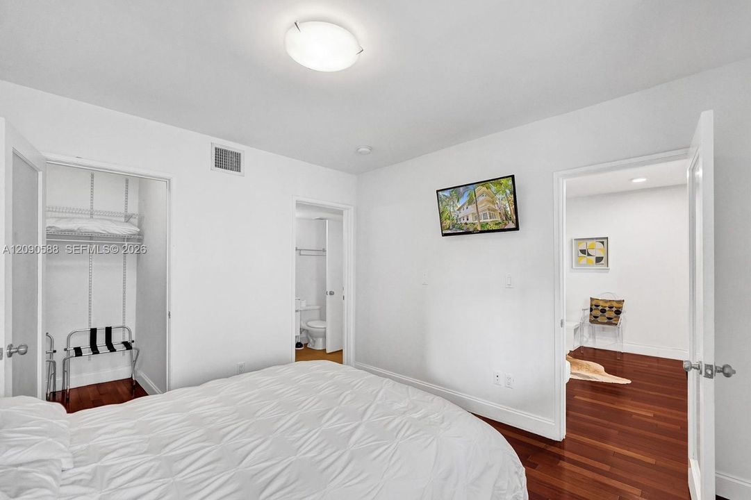 For Rent: $2,850 (2 beds, 1 baths, 734 Square Feet)