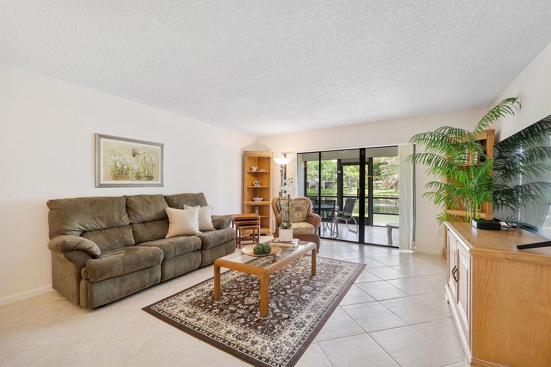 9283 Vista Del Lago_002