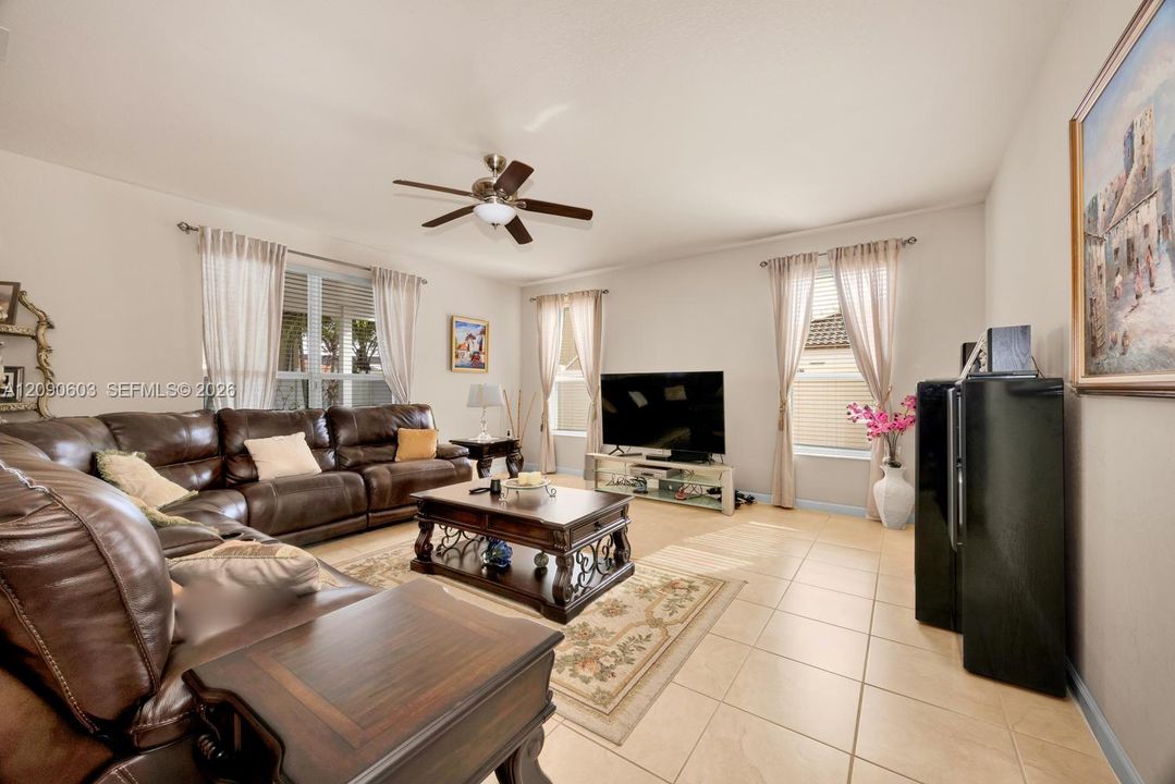 En Venta: $975,000 (5 camas, 4 baños, 3080 Pies cuadrados)
