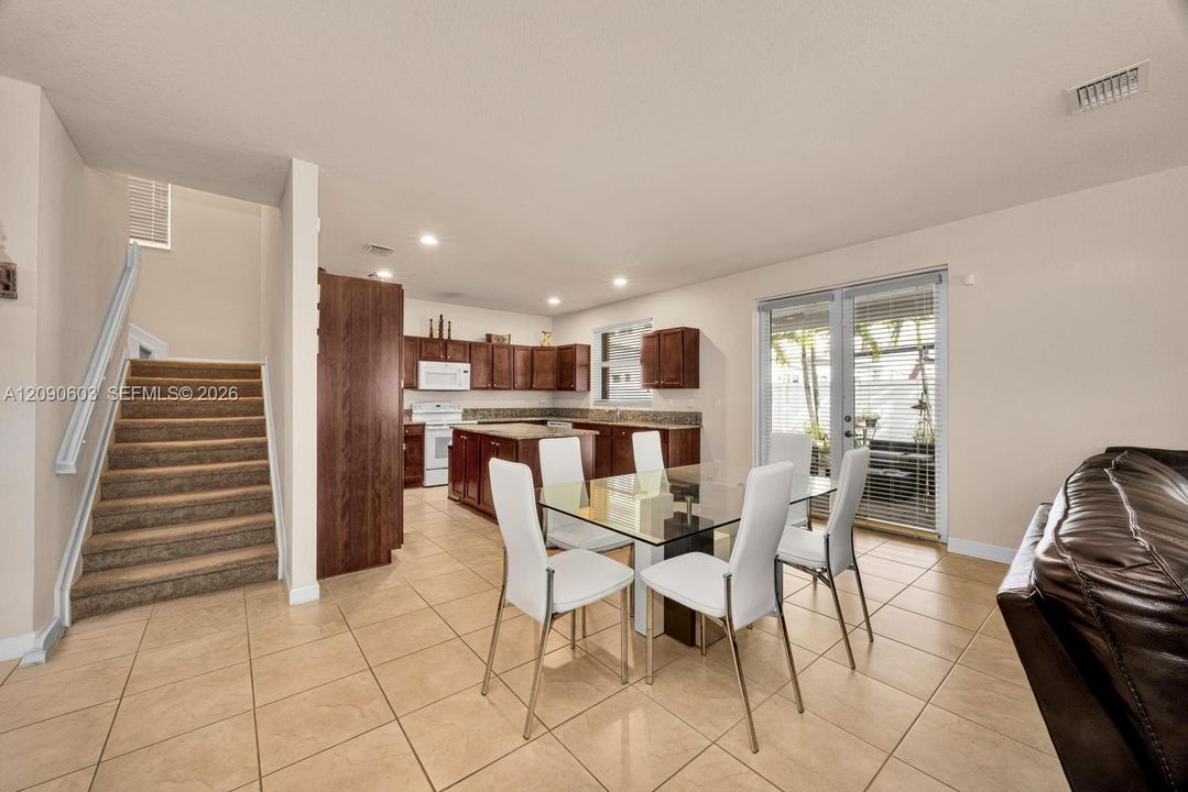 En Venta: $975,000 (5 camas, 4 baños, 3080 Pies cuadrados)
