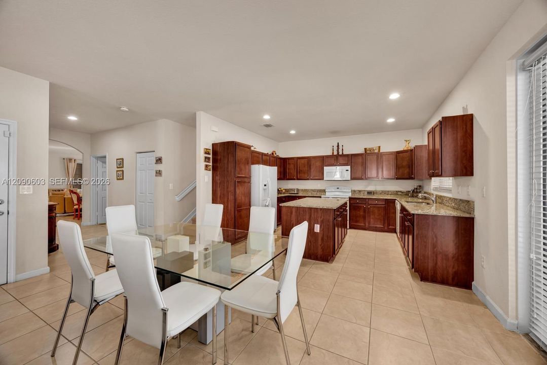 En Venta: $975,000 (5 camas, 4 baños, 3080 Pies cuadrados)