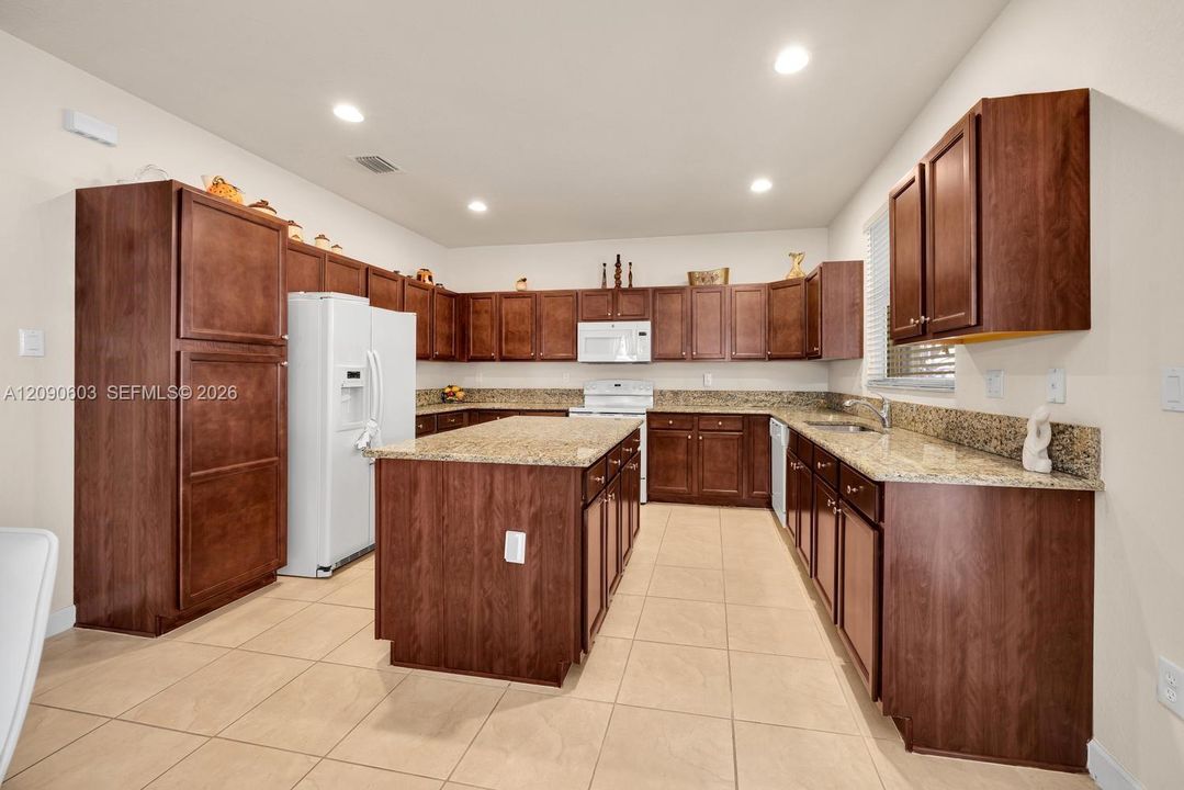 En Venta: $975,000 (5 camas, 4 baños, 3080 Pies cuadrados)