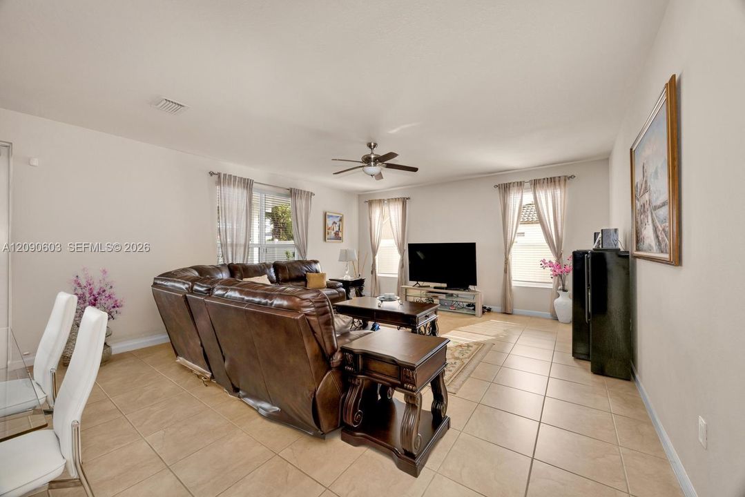 En Venta: $975,000 (5 camas, 4 baños, 3080 Pies cuadrados)
