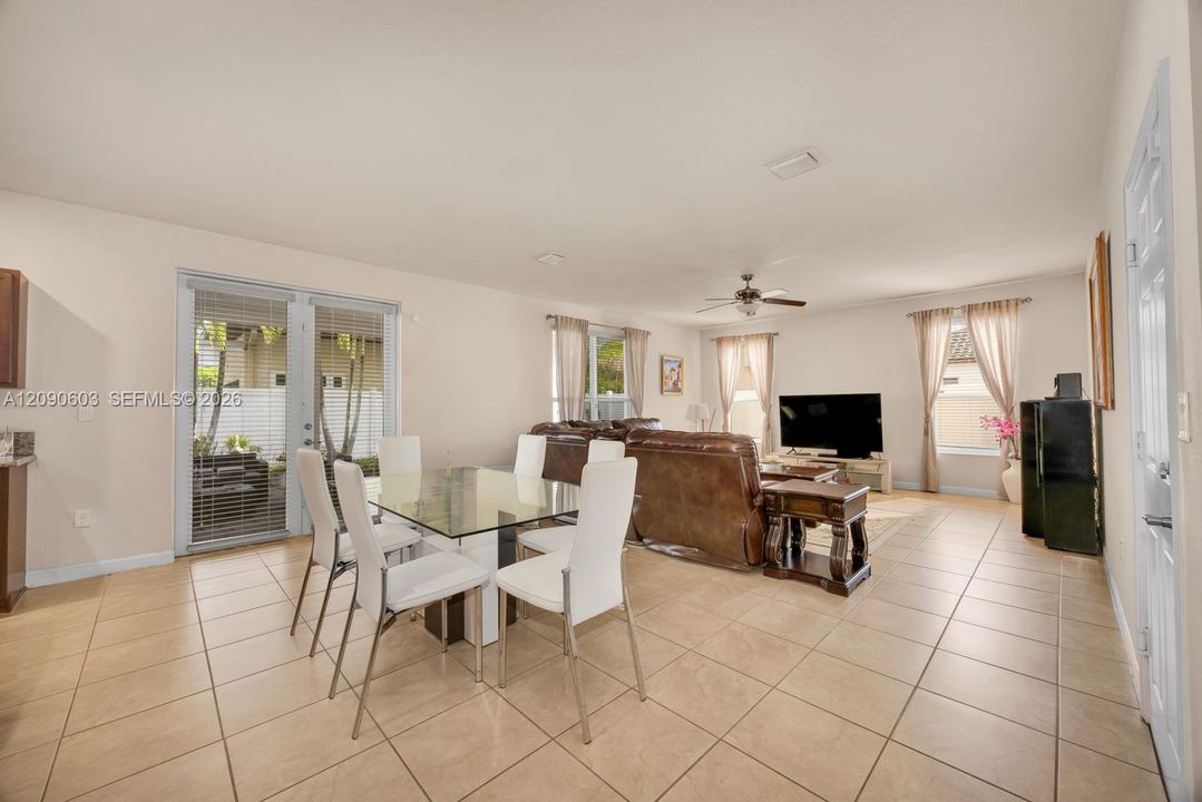 En Venta: $975,000 (5 camas, 4 baños, 3080 Pies cuadrados)