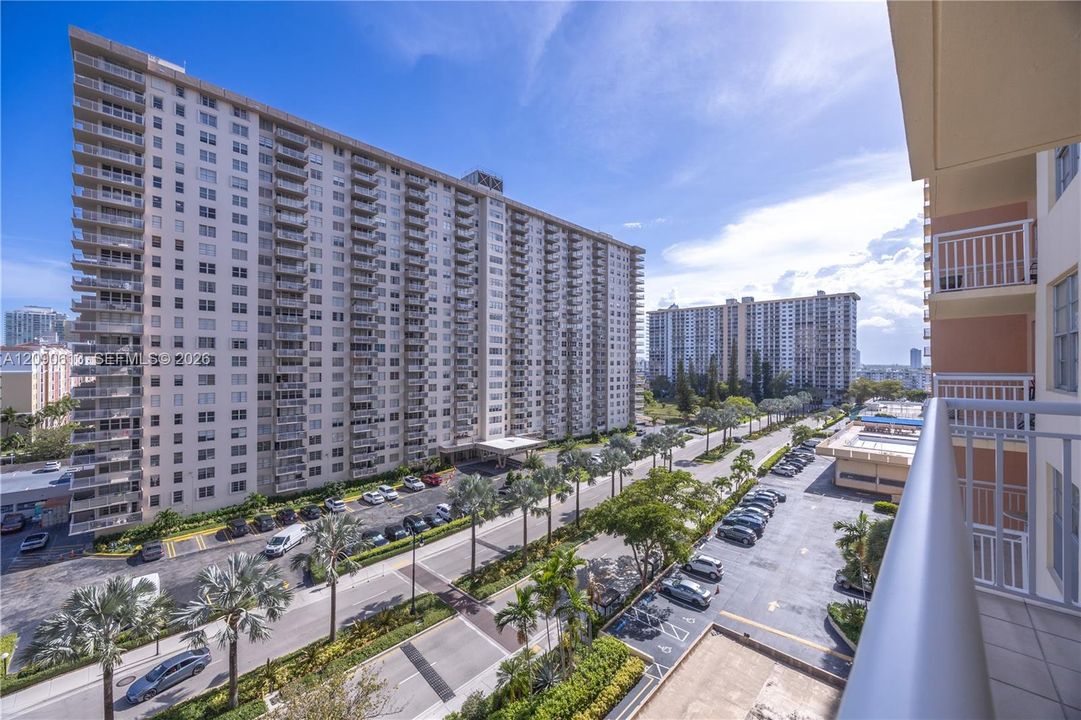En Venta: $350,000 (2 camas, 2 baños, 1087 Pies cuadrados)
