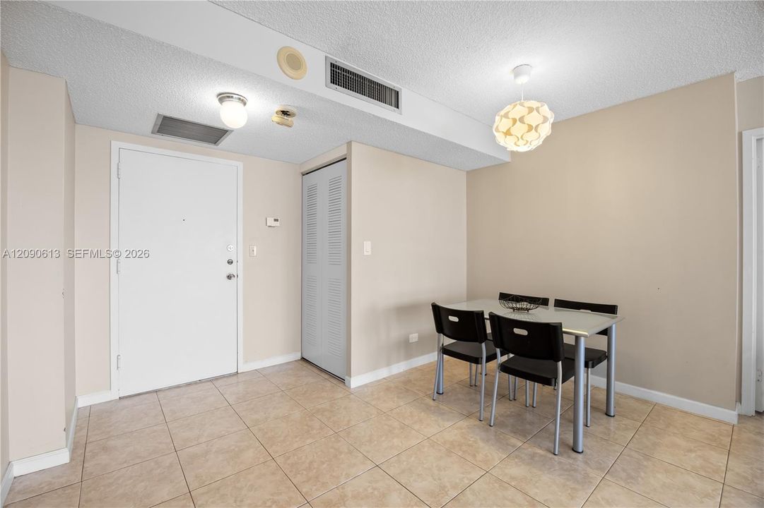 En Venta: $350,000 (2 camas, 2 baños, 1087 Pies cuadrados)
