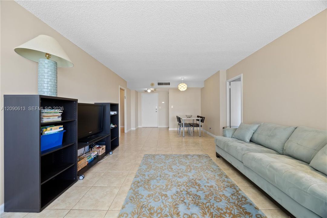 En Venta: $350,000 (2 camas, 2 baños, 1087 Pies cuadrados)