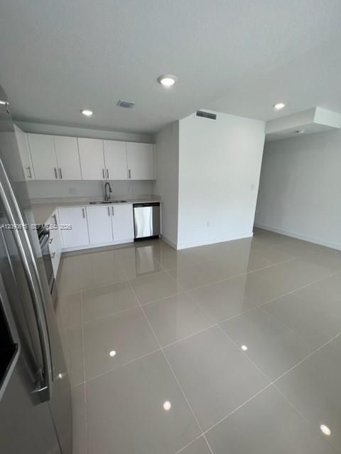 For Rent: $2,950 (4 beds, 3 baths, 1398 Square Feet)