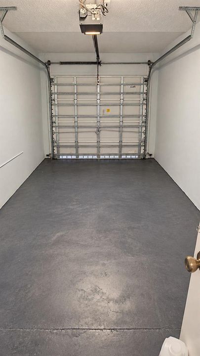 36-web-or-mls-garage-door-view-professio
