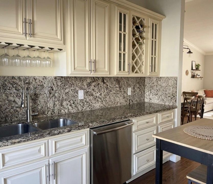 For Rent: $2,400 (2 beds, 2 baths, 1020 Square Feet)