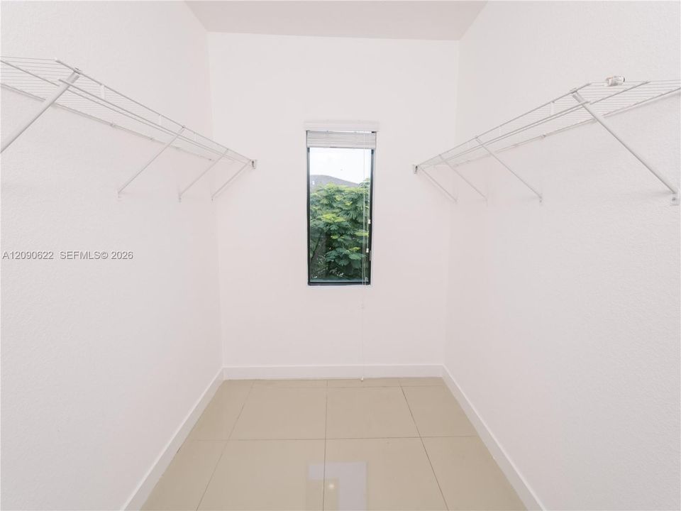 For Sale: $559,000 (5 beds, 4 baths, 1902 Square Feet)