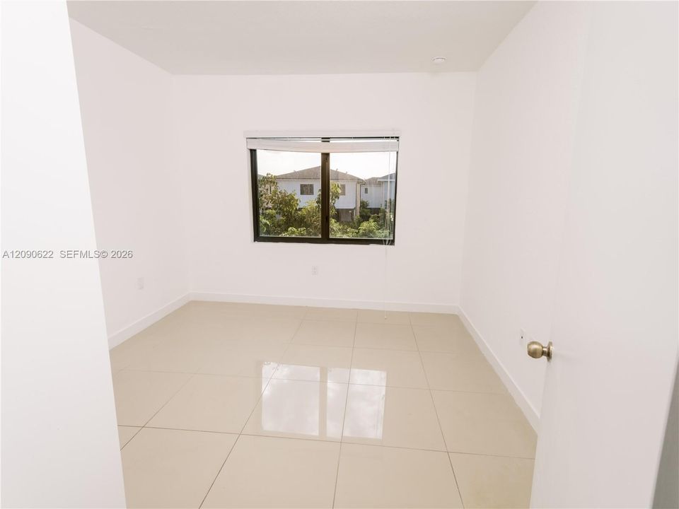 For Sale: $559,000 (5 beds, 4 baths, 1902 Square Feet)